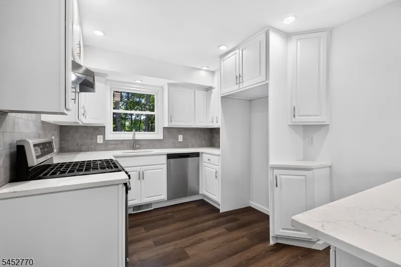 27 Ferndale Rd Wayne, NJ 07470
