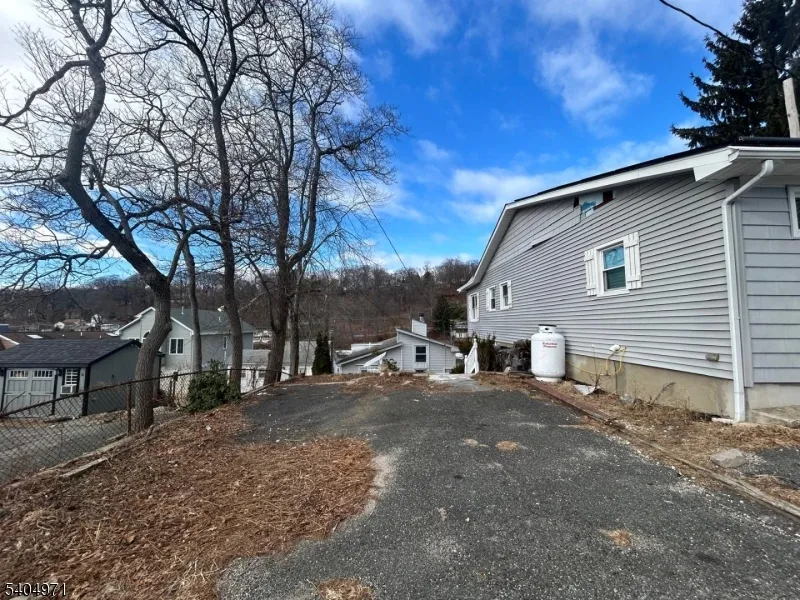 38 W River Styx Rd Hopatcong, NJ 07843
