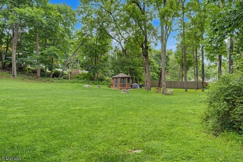 21 Shawnee Trl Sparta, NJ 07871