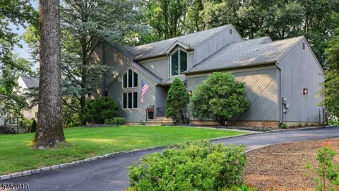 8 Cayuga Way