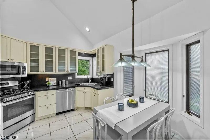 239 Westervelt Ln Mahwah, NJ 07430