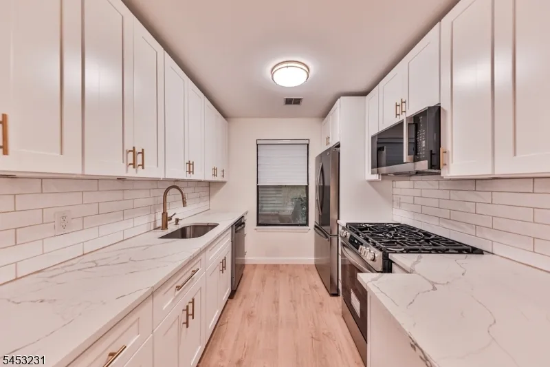 813 Spruce Hills Dr Glen Gardner, NJ 08826