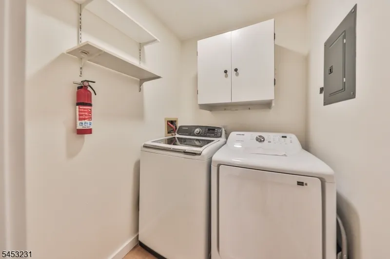 813 Spruce Hills Dr Glen Gardner, NJ 08826