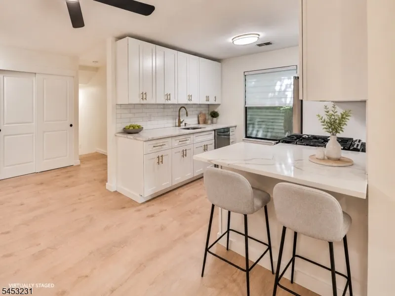 813 Spruce Hills Dr Glen Gardner, NJ 08826