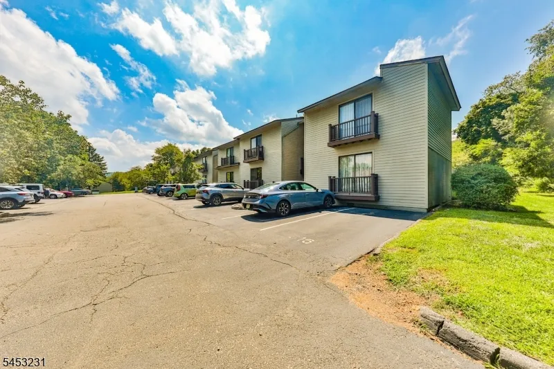 813 Spruce Hills Dr Glen Gardner, NJ 08826