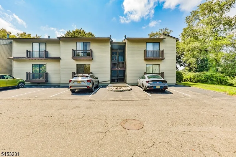 813 Spruce Hills Dr Glen Gardner, NJ 08826