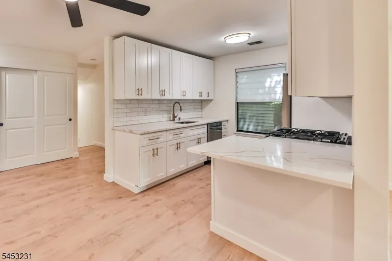 813 Spruce Hills Dr Glen Gardner, NJ 08826