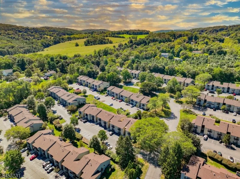 813 Spruce Hills Dr Glen Gardner, NJ 08826