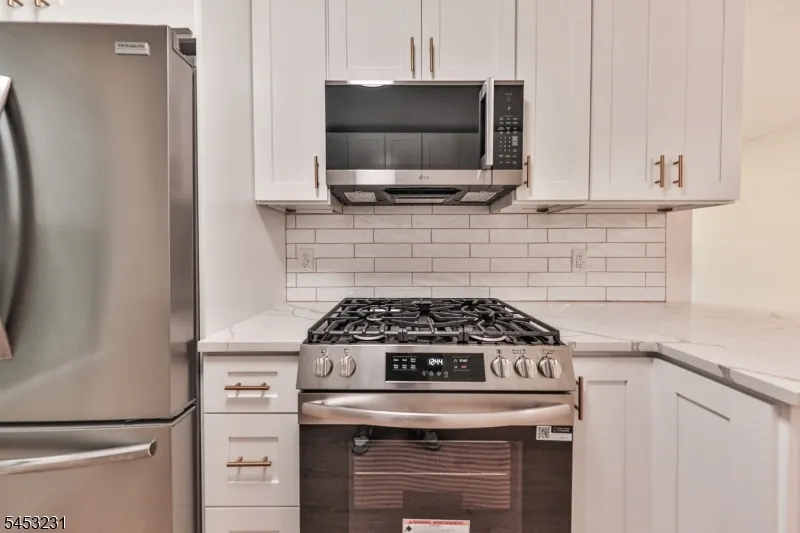 813 Spruce Hills Dr Glen Gardner, NJ 08826