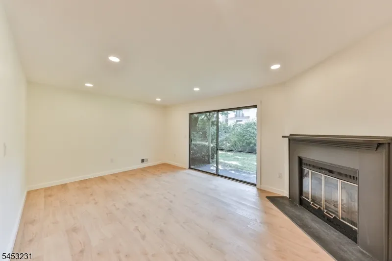 813 Spruce Hills Dr Glen Gardner, NJ 08826