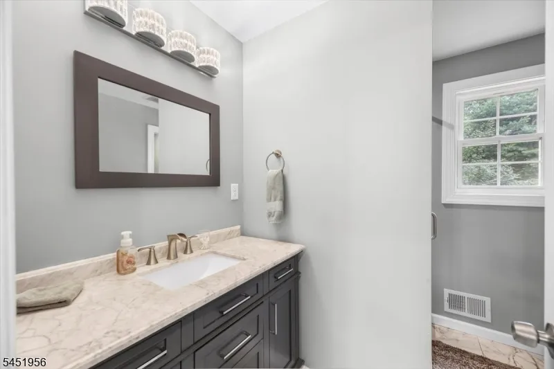 42 Wells Ct Bloomfield, NJ 07003