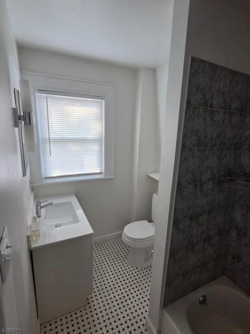 195 Kerrigan Blvd Newark City, NJ 07106