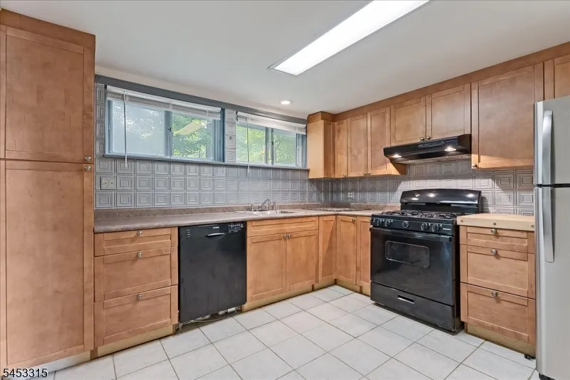 52 Hilltop Trl Sparta, NJ 07871