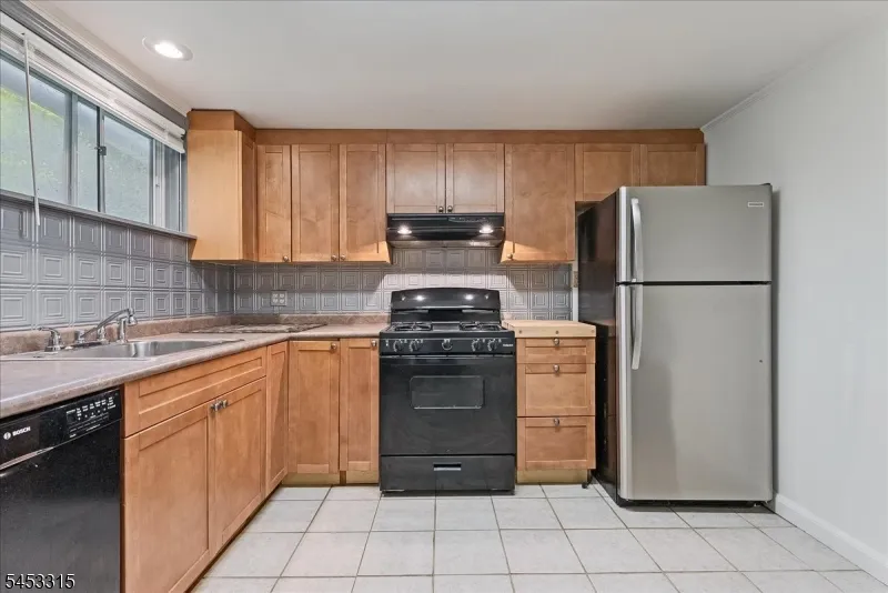 52 Hilltop Trl Sparta, NJ 07871