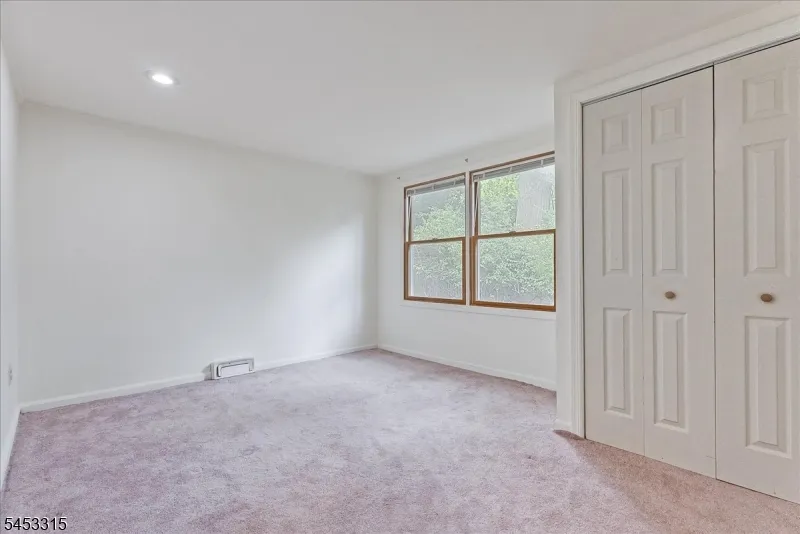52 Hilltop Trl Sparta, NJ 07871