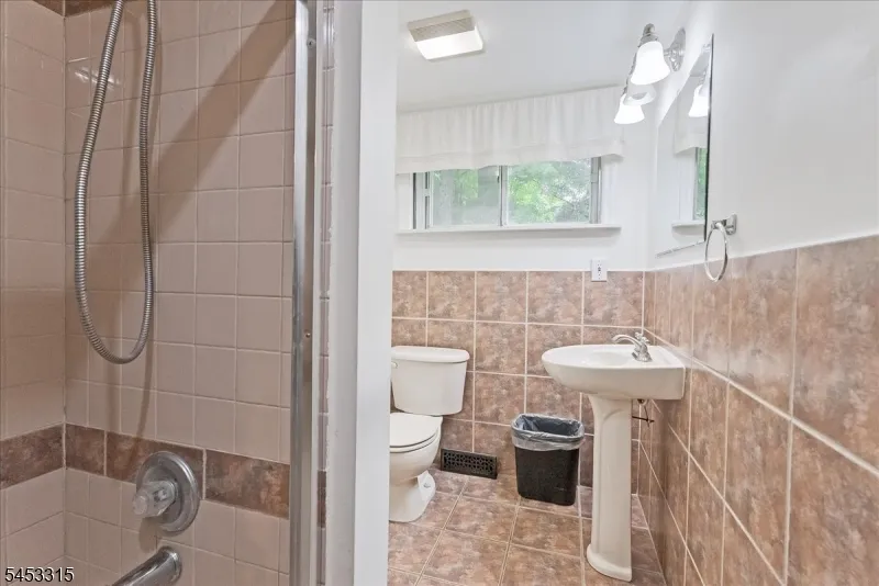 52 Hilltop Trl Sparta, NJ 07871