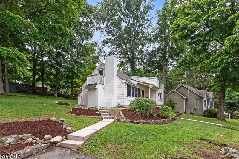 52 Hilltop Trl Sparta, NJ 07871