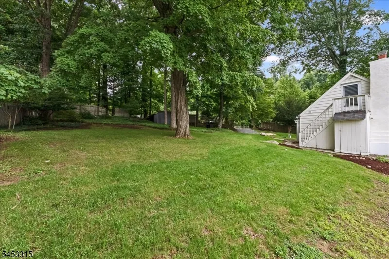 52 Hilltop Trl Sparta, NJ 07871