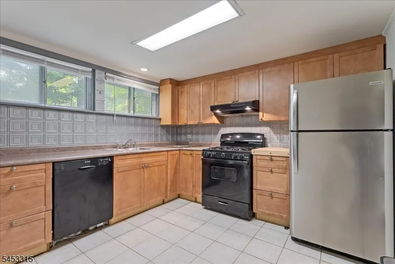 52 Hilltop Trl Sparta, NJ 07871