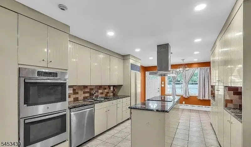 585 Noe Ave Woodbridge, NJ 07095