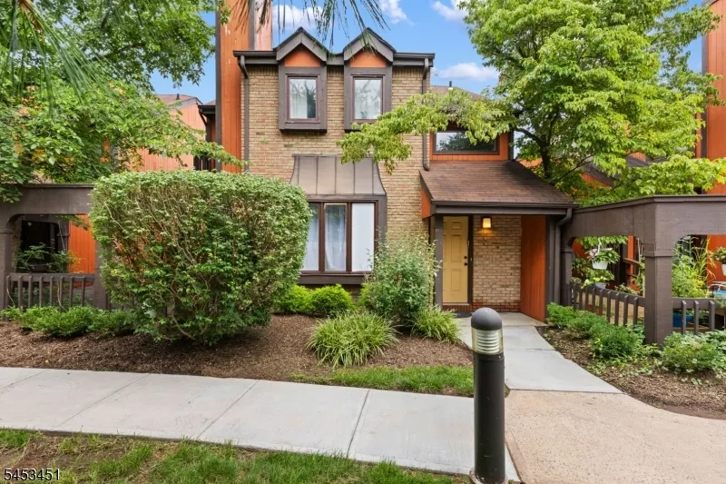 142 Riverbend Dr North Brunswick, NJ 08902