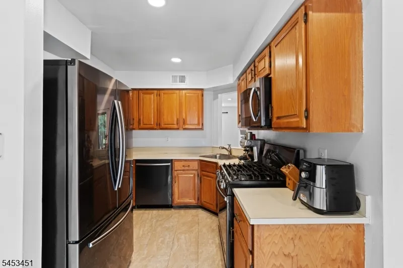 142 Riverbend Dr North Brunswick, NJ 08902