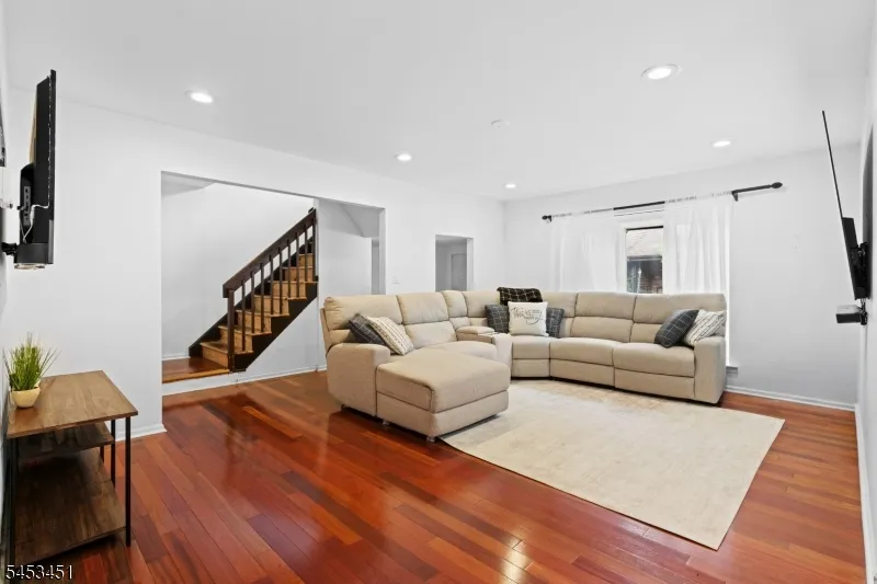 142 Riverbend Dr North Brunswick, NJ 08902