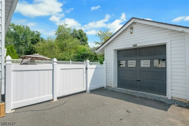 17 Ferncliff Rd Bloomfield, NJ 07003
