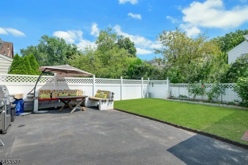 17 Ferncliff Rd Bloomfield, NJ 07003