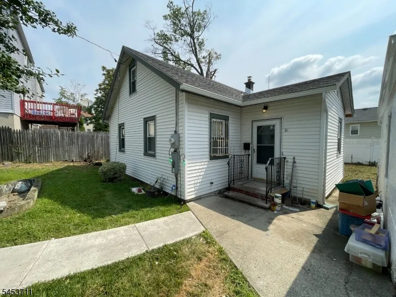 16 Bayard Pl Newark City, NJ 07106