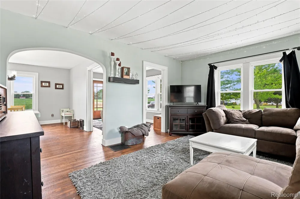 8647 Middleton Road Venice Township, MI 48817