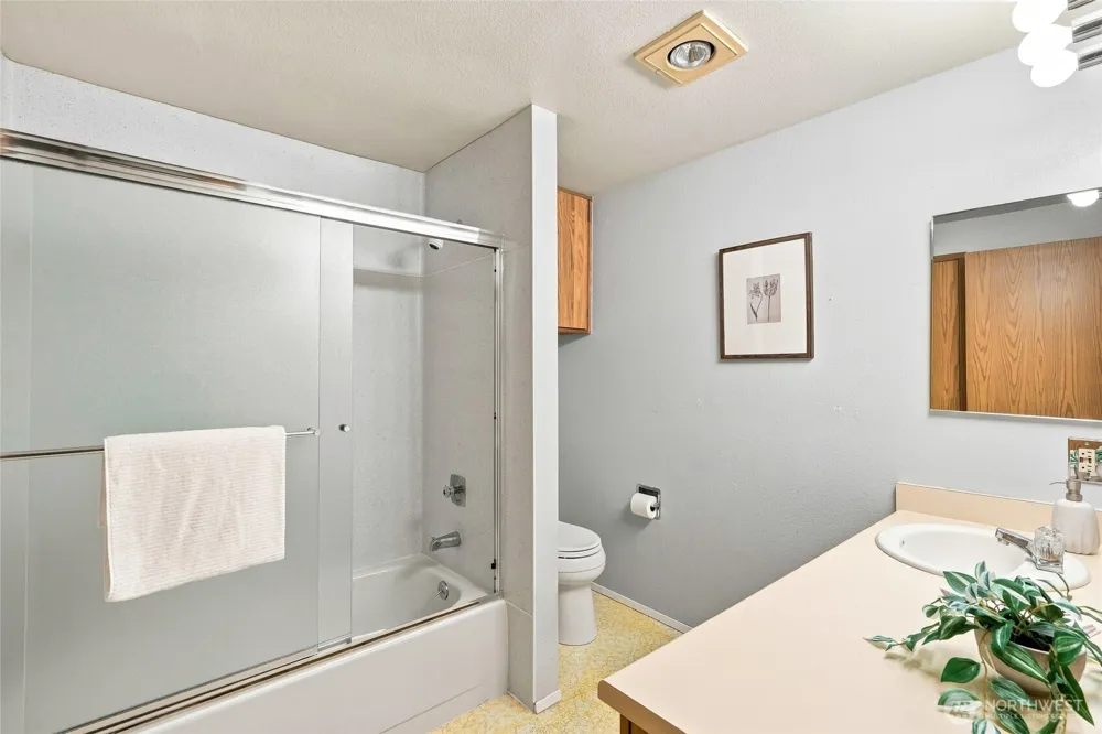 19857 25th Avenue NE #201 Shoreline, WA 98155