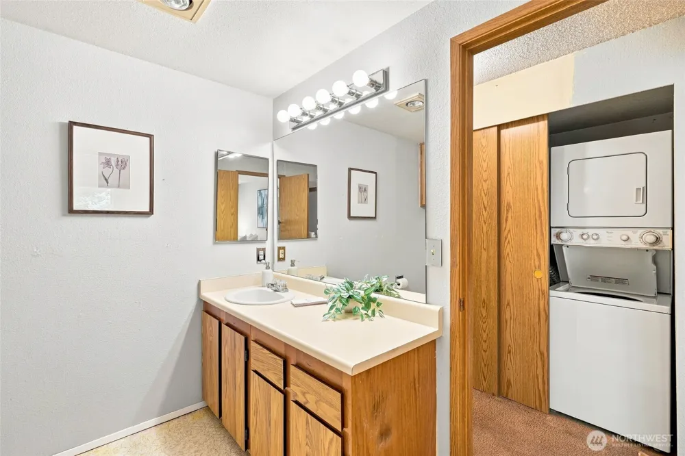19857 25th Avenue NE #201 Shoreline, WA 98155