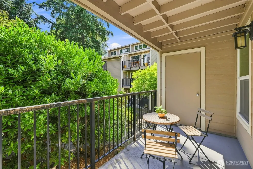 19857 25th Avenue NE #201 Shoreline, WA 98155