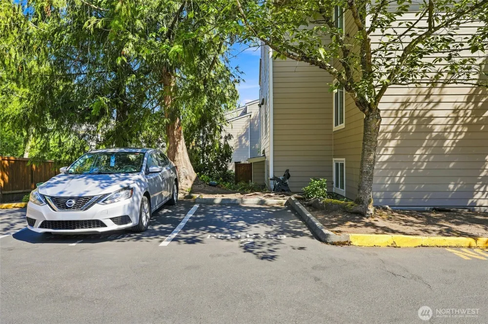 19857 25th Avenue NE #201 Shoreline, WA 98155