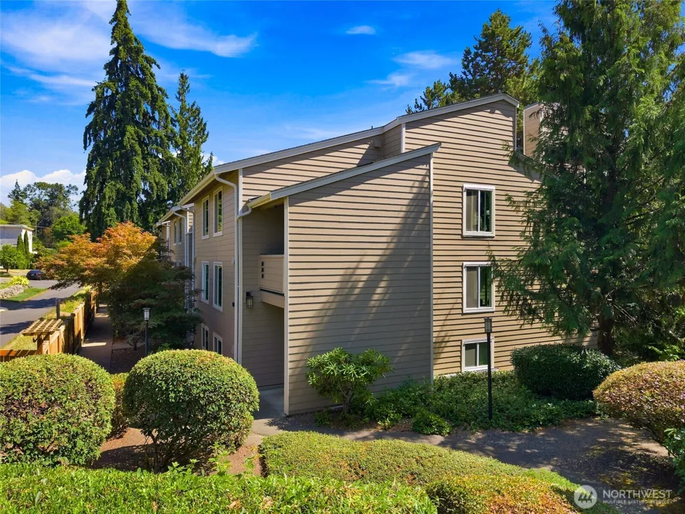 19857 25th Avenue NE #201 Shoreline, WA 98155
