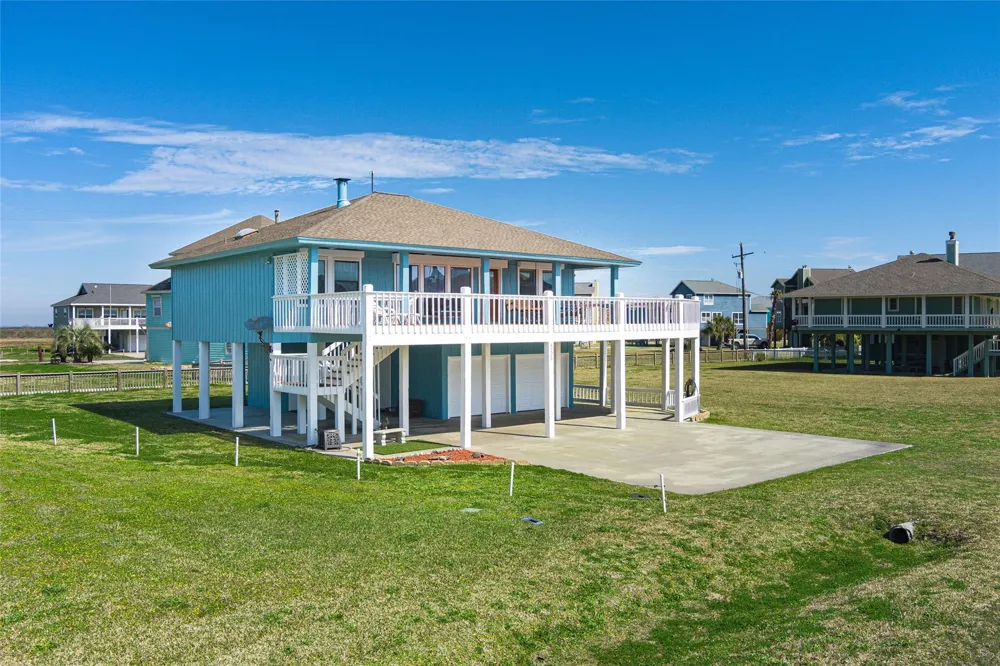 3225 Sea Castle Drive Crystal Beach, TX 77650