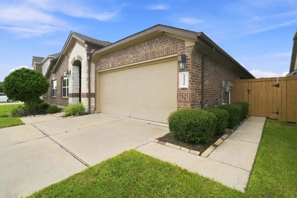 10110 Whitney Reach Drive Rosharon, TX 77583