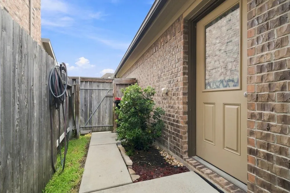 10110 Whitney Reach Drive Rosharon, TX 77583