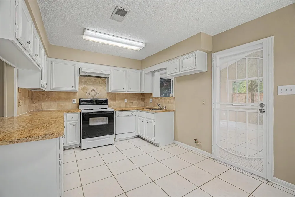 110 Mockingbird Lane Clute, TX 77531
