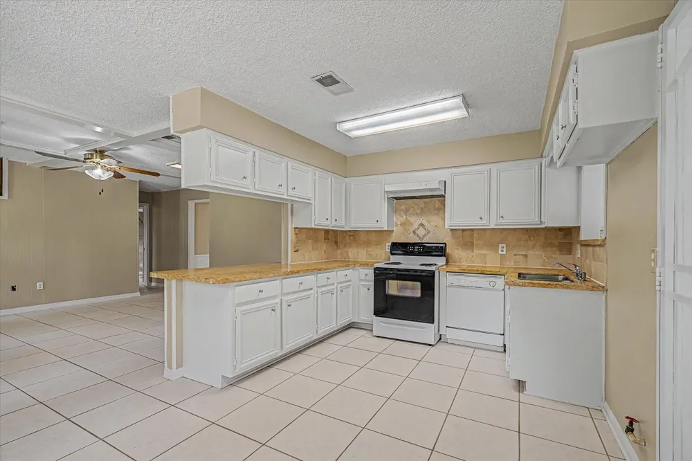 110 Mockingbird Lane Clute, TX 77531