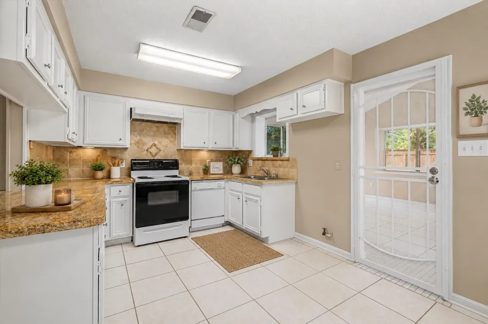 110 Mockingbird Lane Clute, TX 77531