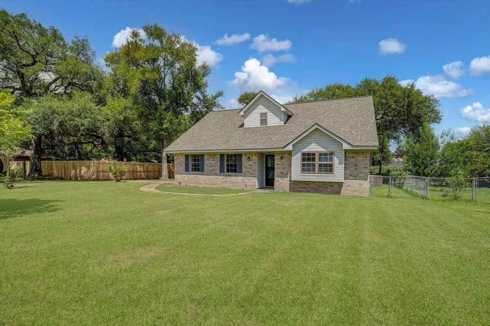 110 Mockingbird Lane Clute, TX 77531
