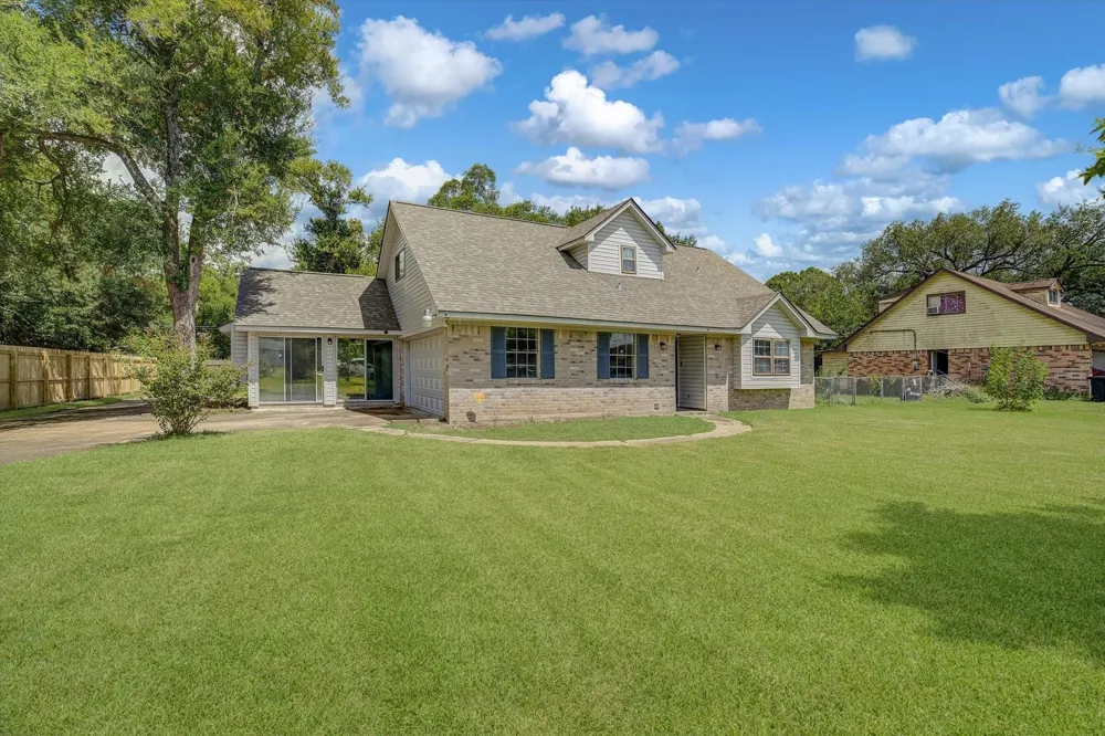 110 Mockingbird Lane Clute, TX 77531
