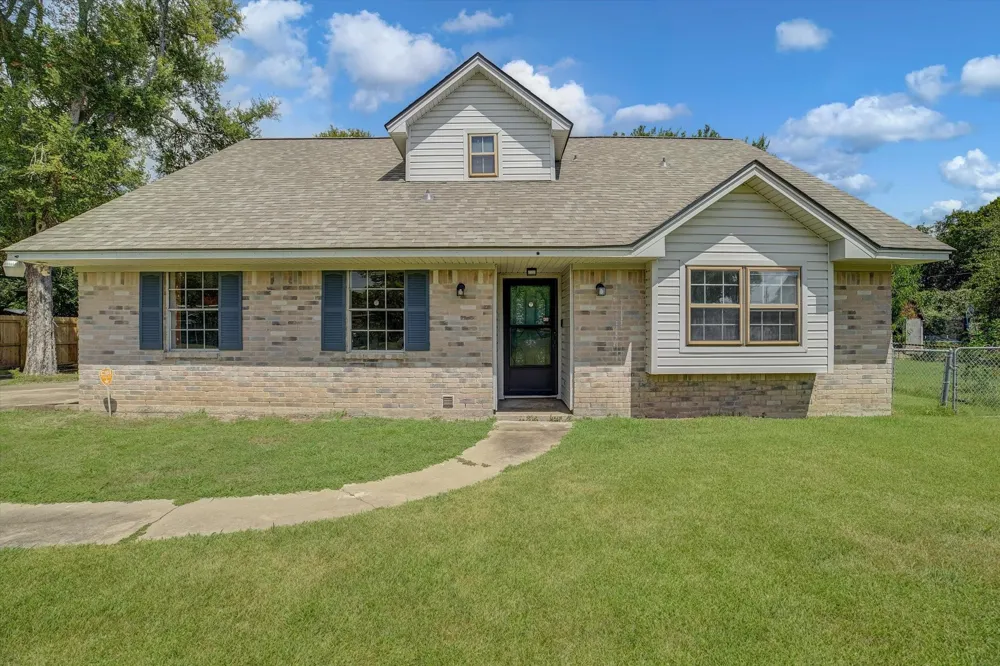 110 Mockingbird Lane Clute, TX 77531