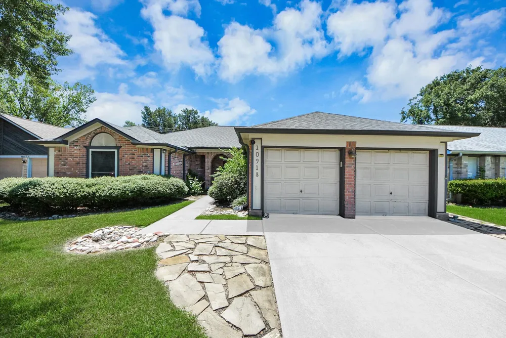 10918 Mulberry Court La Porte, TX 77571