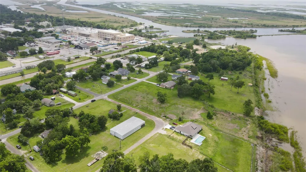 2 Magnolia Avenue Anahuac, TX 77514