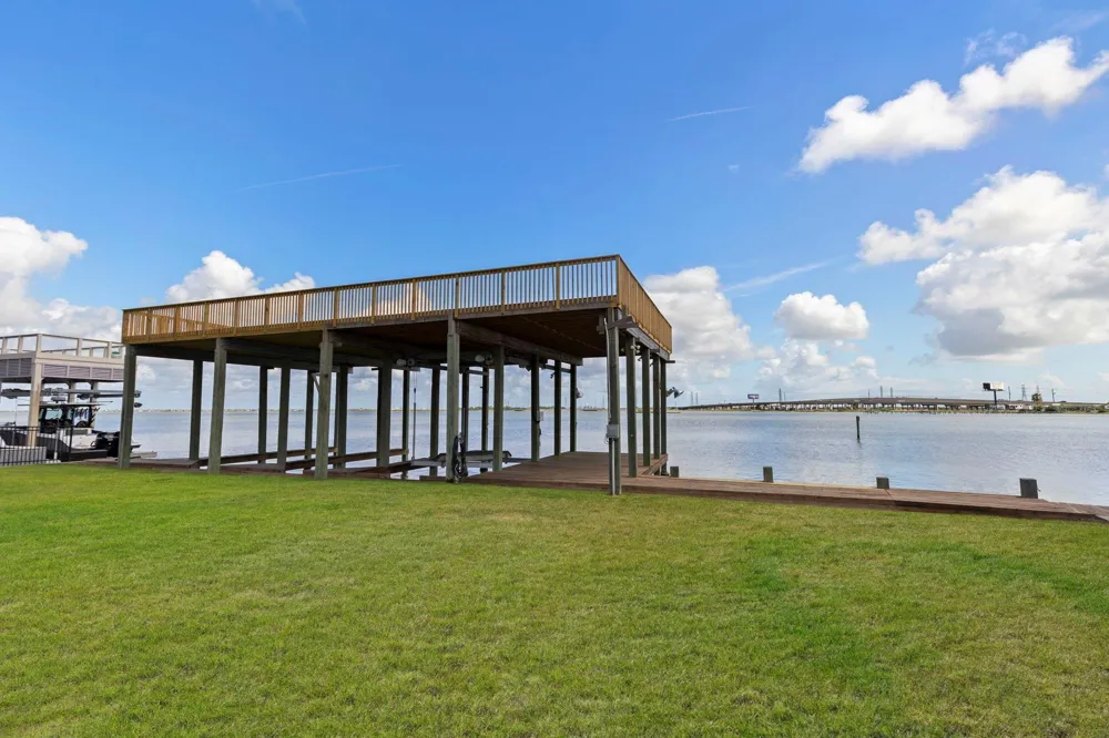 414 Jeanie Lynne Circle Tiki Island, TX 77554