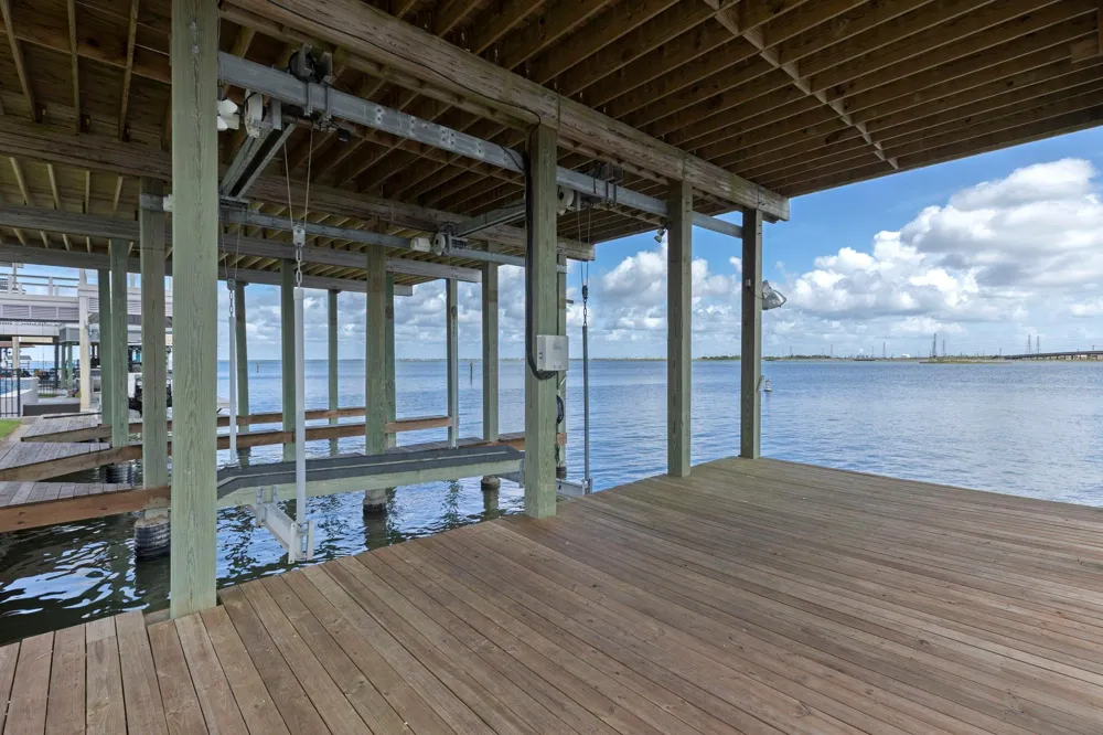 414 Jeanie Lynne Circle Tiki Island, TX 77554