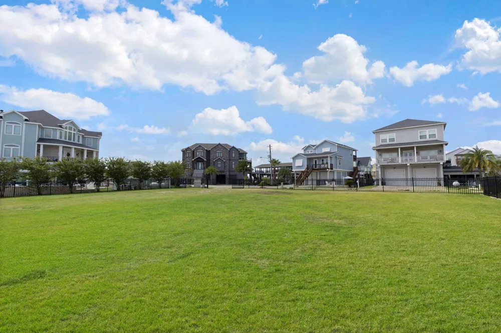 414 Jeanie Lynne Circle Tiki Island, TX 77554